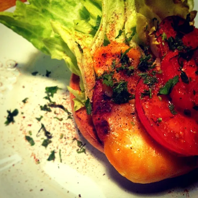 Grilled cheese with tomato and sausage on bagel.|tayukoさん