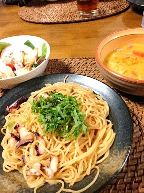 Snapdishの料理写真:たこのガーリックパスタ、かぼちゃクリームスープ、シーザーサラダ|ゆかりさん