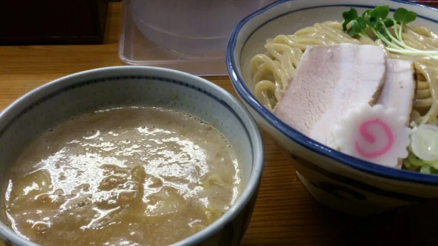 朧月の冬季限定味噌つけ麺。味噌の味が邪魔しないような作りになっています。クリーミーで美味しいスープに茹でたキャベツや玉ねぎが美味しいのですが、濃厚つけ麺の方がいいかな～♪|SATOSHI OOCHIさん