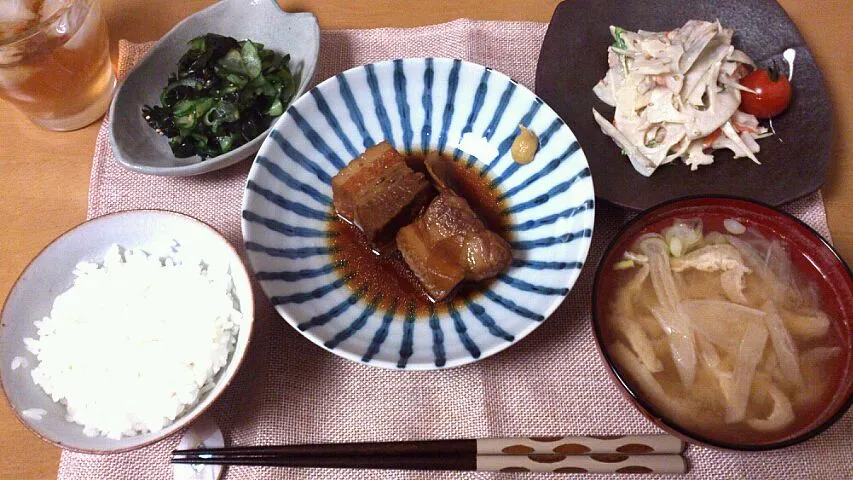 豚の角煮。根菜サラダ。ワカメとキュウリの酢の物。大根の味噌汁。|さとさん