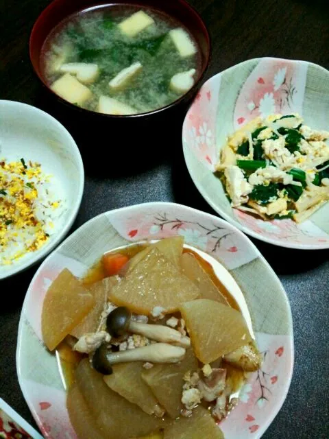 豚と大根の生姜煮、豆腐えのきほうれん草の塩麹味卵とじ、薄揚げとネギのお味噌汁、ごはん|さやたんさん