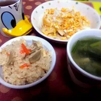 鶏ごぼうの炊き込みご飯☆玉ねぎと炒り卵のサラダ☆ほうれん草の味噌汁|おくゆかりさん