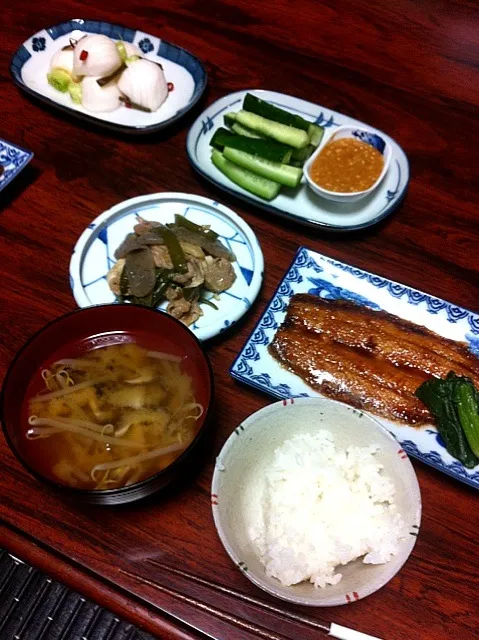 秋刀魚の蒲焼き(冷凍)、もやしとしいたけの味噌汁、豚バラとこんにゃくとピーマンの中華炒め、きゅうりの味噌マヨネーズディップ、カブの浅漬け|ナミカワさん