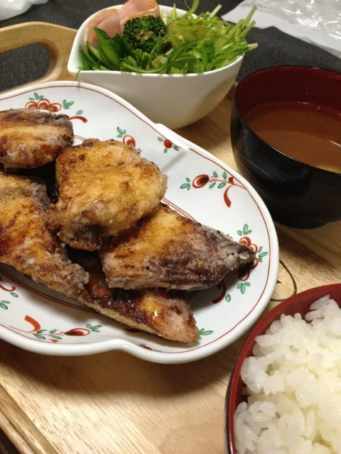 Snapdishの料理写真:ハマチの竜田揚げ、大根とネギのお味噌汁、水菜のサラダ|嶋根知子さん