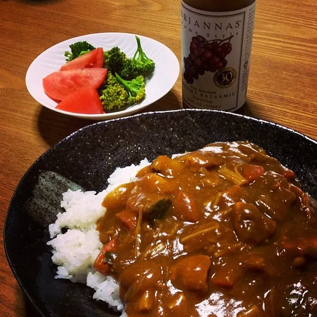 Snapdishの料理写真:【今夜のウチご飯】カボチャのチキンカレー。カボチャの甘みとスパイスがマッチング。昨年L.A.で勉強用に買ってきたドレッシング，あまり期待してなかったけど，自然な感じでうまうま〜。|takuya KAWANOさん