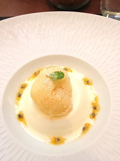 Coconut pannacotta, pineapple sorbet, passion fruit|ryosuke annoさん