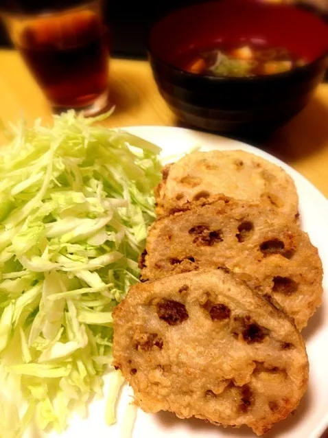 れんこんはさみ揚げ、キャベツ、豆腐とわかめのお味噌汁。|liccaさん