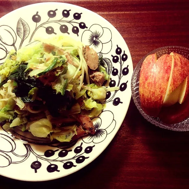 2/6晩御飯  キャベツとほうれん草と鶏肉のカレー風味スパゲティ うさぎリンゴ  ＊今日はパスタの分量が多すぎず丁度良かったと思います＊|yukiyamasakiさん