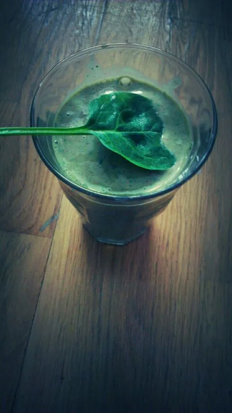 spinach and strawberries smoothie|deliciousさん