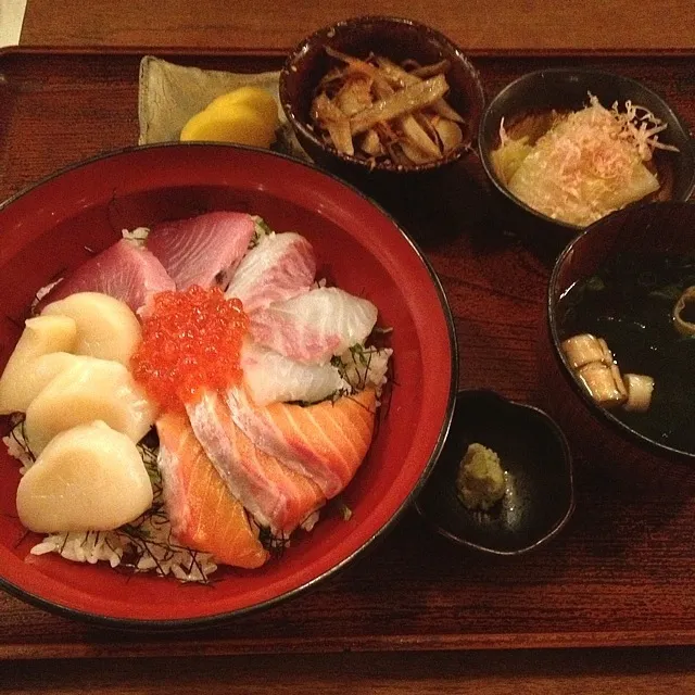 Snapdishの料理写真:海鮮丼定食(^^)|ゆきブヒさん