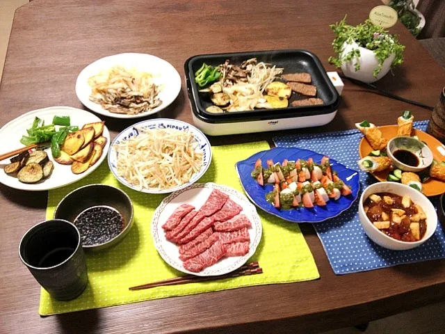 焼肉(ミスジ)、焼き野菜、カプレーゼ、鮪と長芋のユッケ、竹輪きゅうり、ビール|pentarouさん