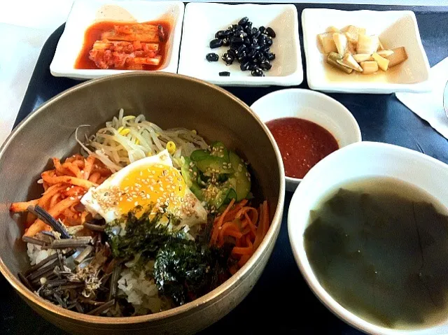 Healthy Korean bibimbap with seaweed soup full of mineral and goodness|tiffany chendrainyさん