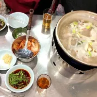 タッカンマリという、韓国の鍋。鳥肉一匹まるごと煮込んで食べます。あとはトッポギとネギとじゃがいもがはいってます。最後の〆は、カルグッスといううどんを入れて。これがチキンから出る美味しいスープにあうんですよねー♥|yukiさん