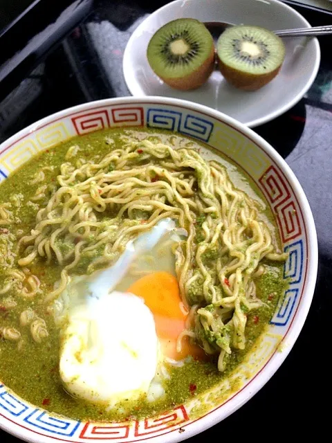 ミキサーにかけすぎたクレソンベースにしてラーメン（＾Ｏ＾）ダイエットプチ成功のご褒美…(-｡-;|くめさん