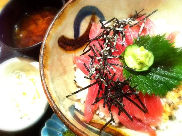 本日のランチ。鉄火丼。マグロがうす〜〜い。600円だからしょーがないか。(-_-)|JTKさん