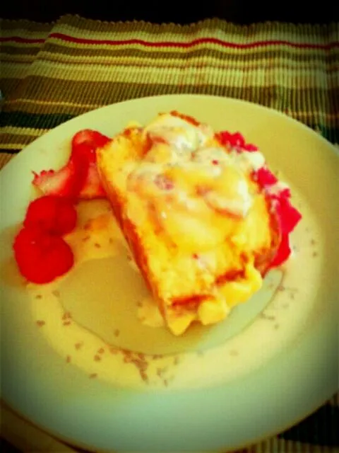 Snapdishの料理写真:angelfood cake, strawberries n cream|Stephanie Lagmanさん