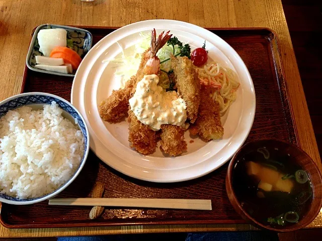 Snapdishの料理写真:海老とかきフライ定食|ハギーさん