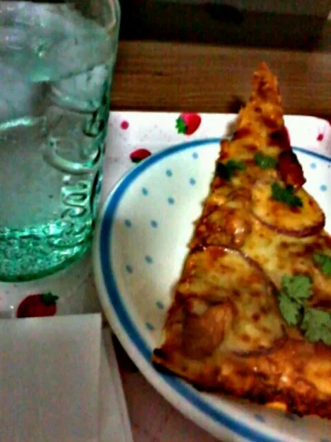 Soda and a slice of pizza for snacks|Candyさん