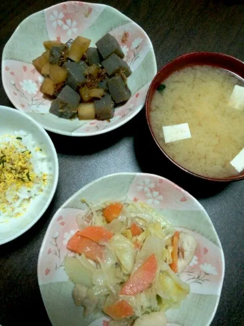 Snapdishの料理写真:鶏キャベツの味噌マヨ蒸し、大根とこんにゃくのおかか煮、豆腐とワカメのお味噌汁、ごはん|さやたんさん