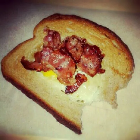 egg bacon heart toast|Lynさん