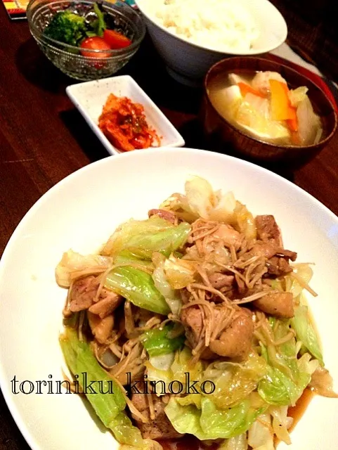 鶏肉ときのこのバター醤油炒め＆塩ちゃんこ風スープ＆ブロッコリーの塩昆布和え♡|さおりさん