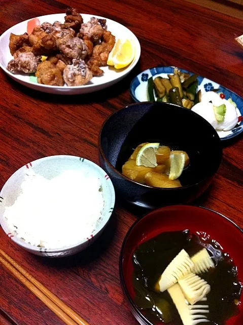 鶏の唐揚げ、きゅうりとカブの浅漬け、じゃがいもの甘煮、筍とワカメの吸い物|ナミカワさん