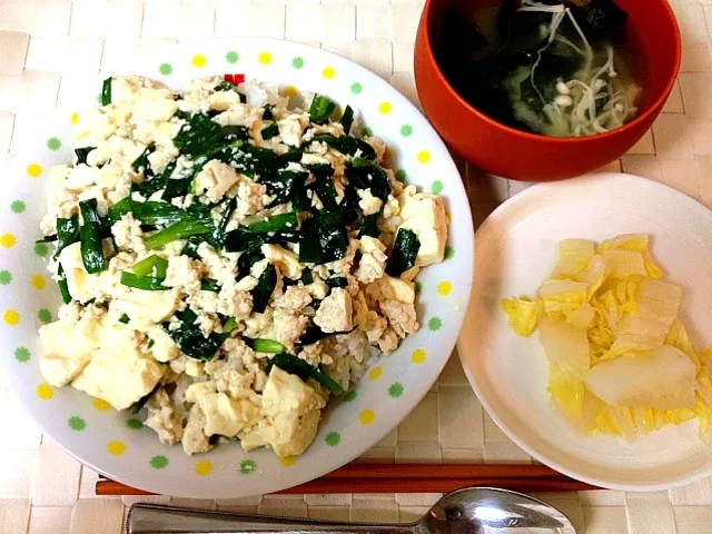 白い和風麻婆豆腐丼
手作り白菜の浅漬け
ワカメとえのきの味噌汁|こなつさん