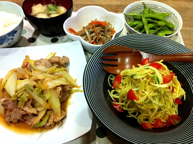 豚肉白菜ニンニク醤油炒め えのき入りキンピラ 水菜オニスラのカレーマヨサラダ 枝豆 お好み焼き粉ですいとん汁/まー