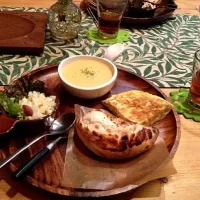 Snapdishの料理写真:湯田カフェのカルツォーネ＆オムレツ|悦子さん