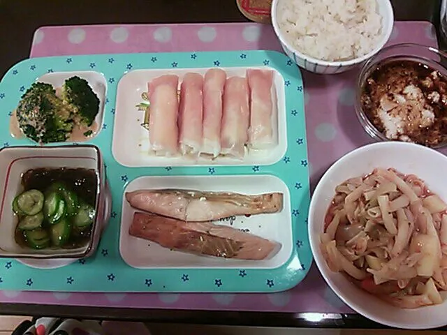 生ハム長芋巻き&鮭の塩焼き&もずく酢&ブロッコリー&とろろご飯&トマトマカロニスープ|クラキティさん