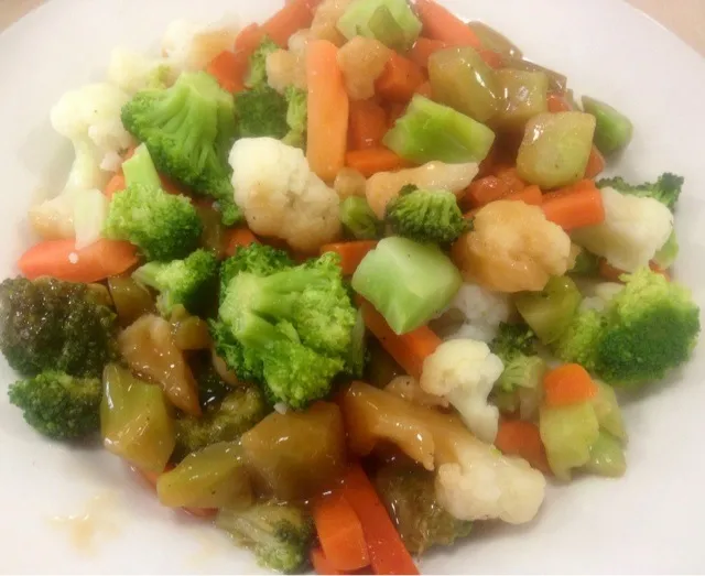 It's lunch time! I'm eating steamed teriyaki veggies. :)|Alena Eydlishさん