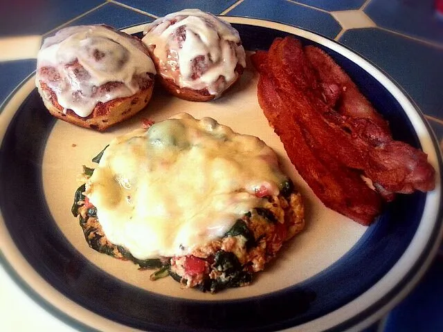 Snapdishの料理写真:Scrambled Eggs w/Spinach & Tomato, Maple Bacon and Cinnamon Rolls|Jean Nicole Williamsさん