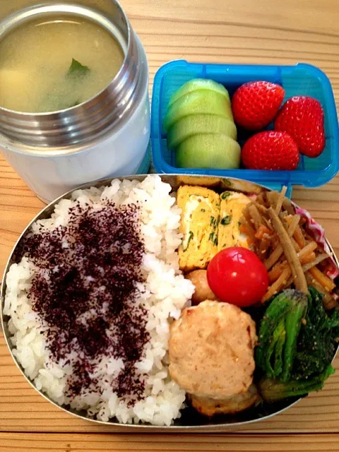 鶏つくね  ネギ入り卵焼き  きんぴら  ほうれん草ナムル  お豆腐とワカメのお味噌汁  イチゴ  キウイ|かわまきまきさん