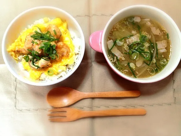 Snapdishの料理写真:えびマヨオムレツ丼、豚バラともやしのごまみそスープ|まゆかさん