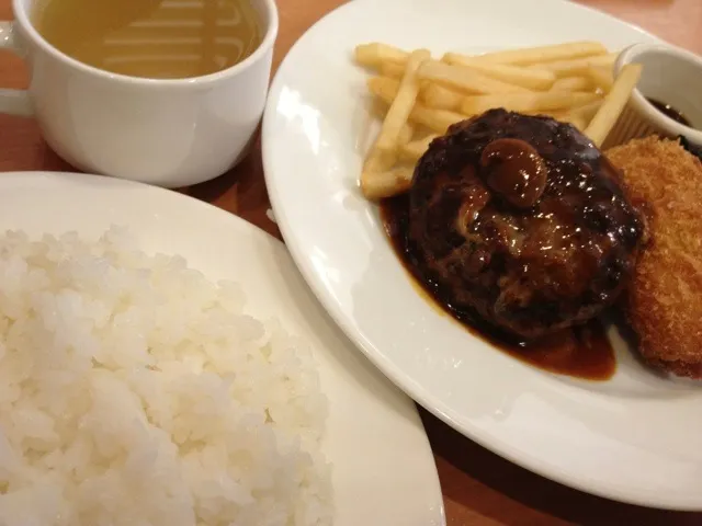 日替ランチ ( ハンバーグステーキ & クリームコロッケ ) を頂きました。|momongatomoさん