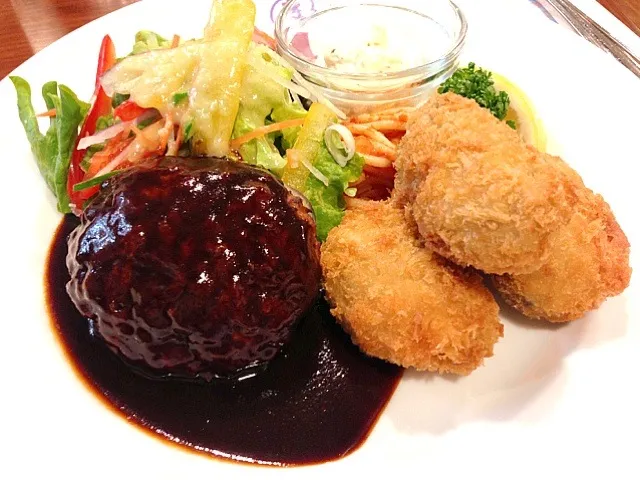 ハンバーグとカキフライのランチ|流線形さん