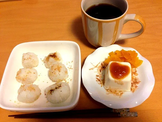 Light lunch.肉そぼろ味噌ミニおにぎりと大根おろし豆腐。(｡•̀◡-)✧|Rowen Wongさん