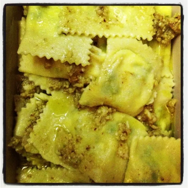 Spinach and cheese ravioli w/ walnut pesto|Lela Butteryさん