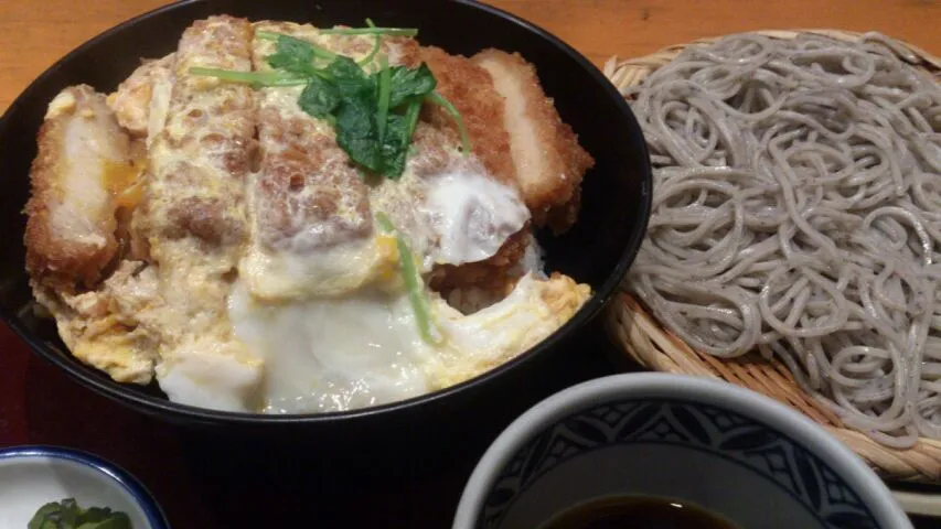 高田屋のカツ丼とそばのセット。蕎麦はまあいいのだが、カツ丼の肉が酷い。練り物風の肉で歯ごたえ皆無で何で作られてるかわかったもんじゃない。ここのカツ丼は二度と食べない！|SATOSHI OOCHIさん