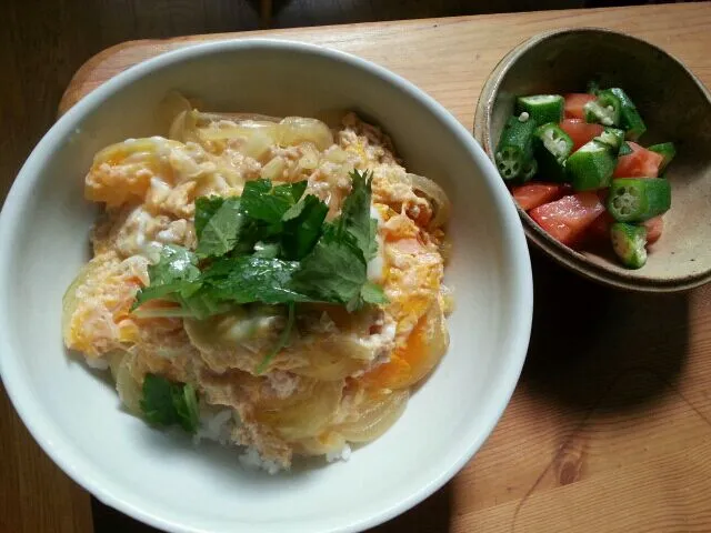 親子丼、トマトとオクラのサラダ|アヤクラさん