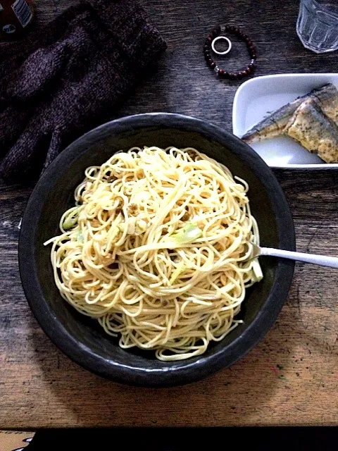 Snapdishの料理写真:秋刀魚の香草焼きと、ニンニクと三升漬けのスパゲッティーニ|martinipapa0728さん