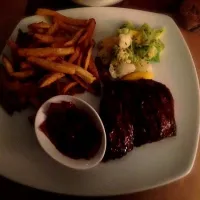 Bavette de bœuf, confiture d'oignons, frites maison.|fakufakuさん