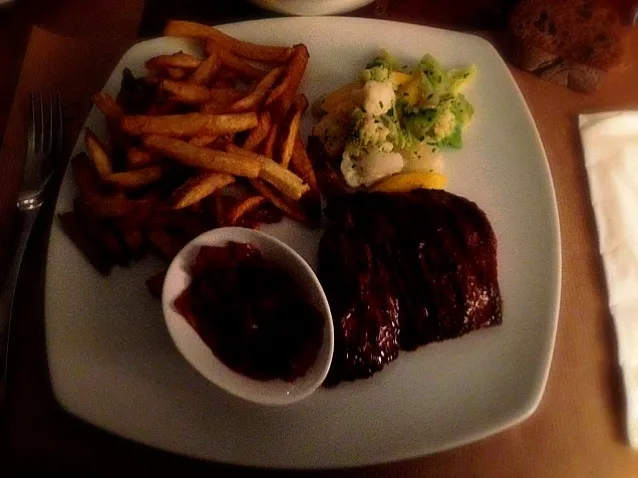 Bavette de bœuf, confiture d'oignons, frites maison.|fakufakuさん