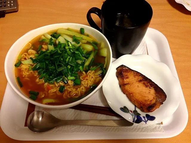 3/4 Korean ramen with lots of veg. A small slice of teriyaki buri. Green tea.|Rowen Wongさん