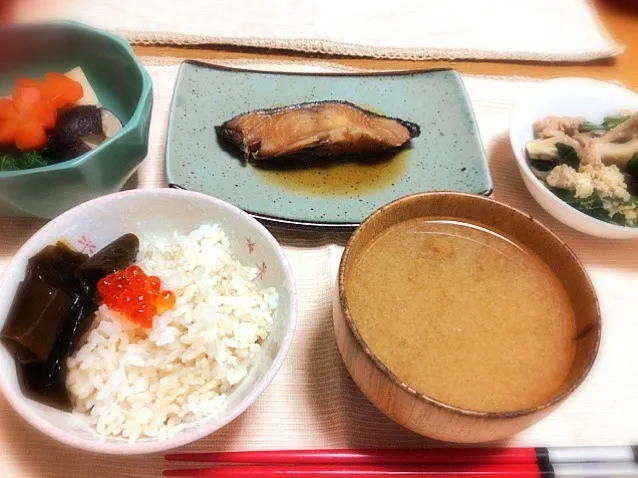 Snapdishの料理写真:イクラと昆布のご飯、なめこのおみそ汁、高野豆腐のお煮物、銀たらの煮付け、ニラと舞茸の卵とじ|まりこさん