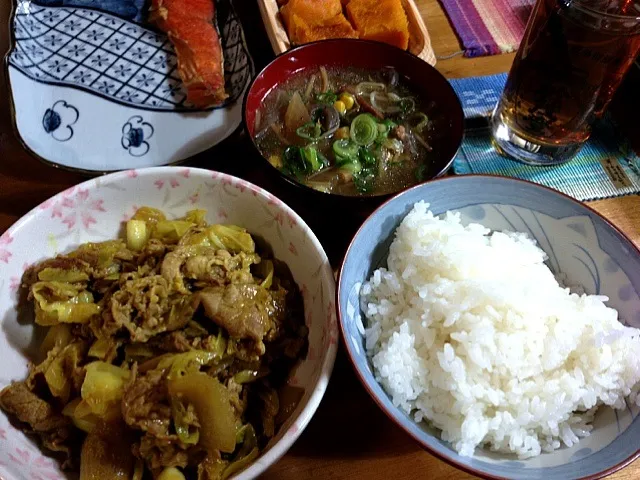 豚肉のカレー炒めバター風味(^O^)／一昨日のスープ、万代のカボチャ、昨日の鮭🍴|すかラインさん