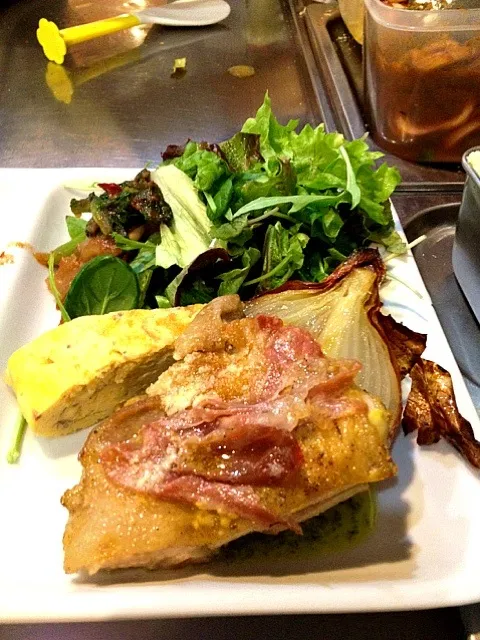 大人のお子様ランチ。鶏もも肉と生ハムの重ね焼き＆淡路玉ねぎのまるごとロースト  ジェノバソース。スパニッシュオムレツ。ヤリイカと菜の花のアラビアータ。|naoさん