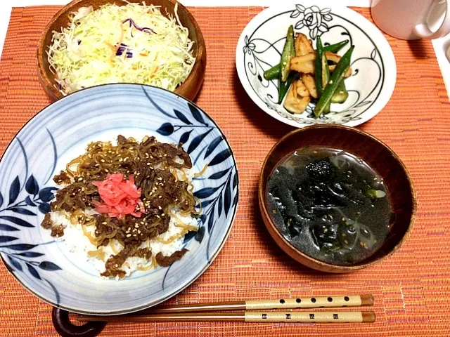 牛肉とゴボウのしぐれ煮丼、オクラとちくわのきんぴら、わかめスープ、サラダ♡|yuiさん