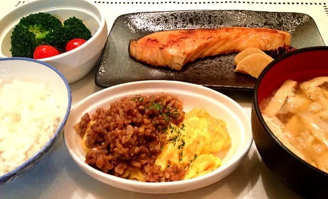 肉みそオムレツと焼鮭で晩ごはん*|ひかるんさん