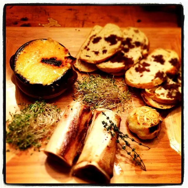 Roasted bone marrow. Crab gratin and rosemary bread dotted with a balsamic reduction. Don't forget roasted garlic and alfalfa sprouts|Andrew Tobinさん